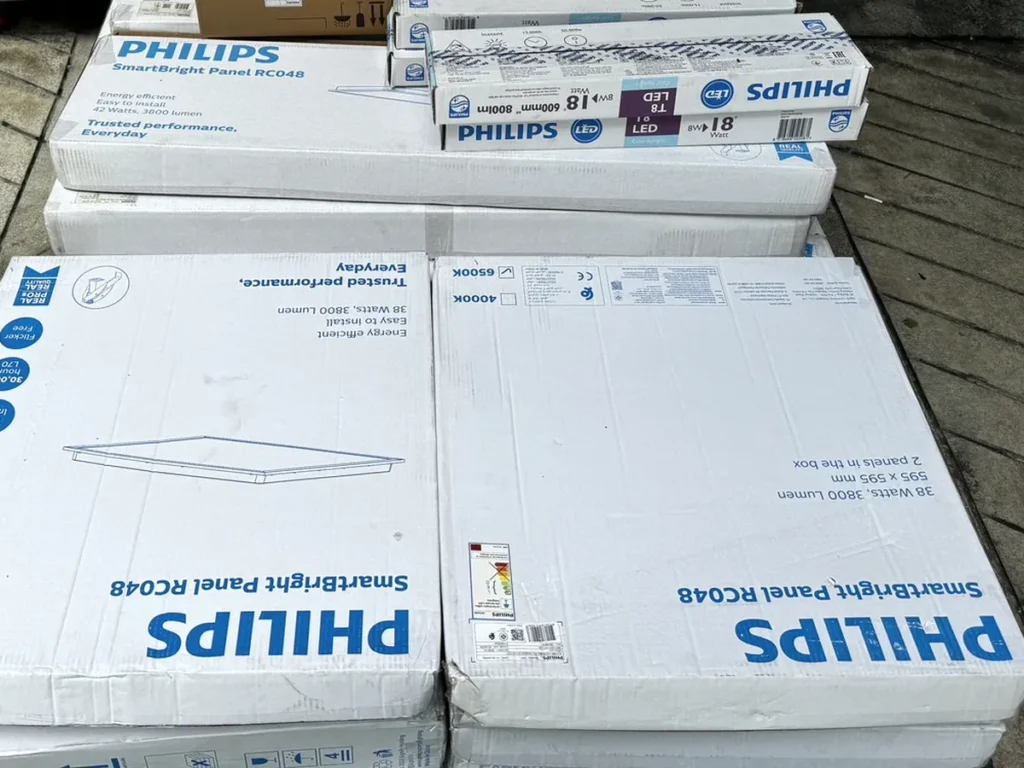 โคมไฟ LED พาเนลและหลอดไฟ Philips ที่จัดส่งให้หน่วยงาน